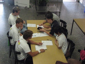 Foto: Praktikanten beim Ausfüllen des Berichtsbogens.