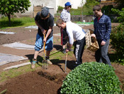 Gemeinsam bei der Gartenarbeit: SchülerInnen und DorfbewohnerInnen