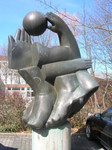 Foto: Skulptur vor der Schule Pirmasens-Kirchberg.
