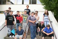 Gruppenfoto: SchülerInnen auf Außentreppe.